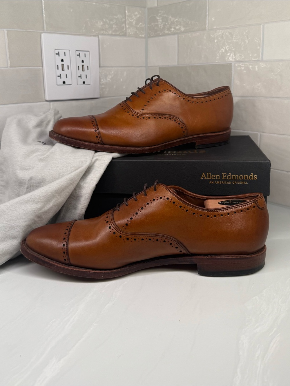 Allen Edmonds Hale Cap Toe Oxford Walnut 10.5
E Made in USA w/ Shoe Trees